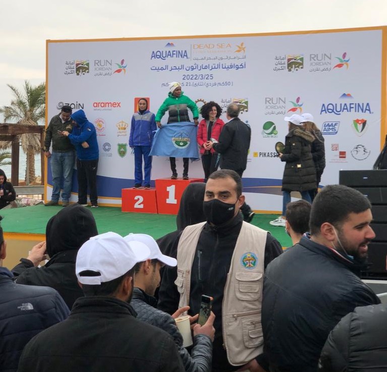 طالبة من جامعة الزرقاء تفوز بالمركز الاول في سباق اكوافينا التراماراثون