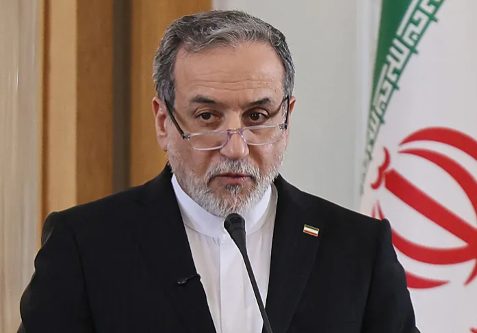 عراقجي يثير جدًلا: لم ألتقِ بالمرشد مجتبى خامنئي 