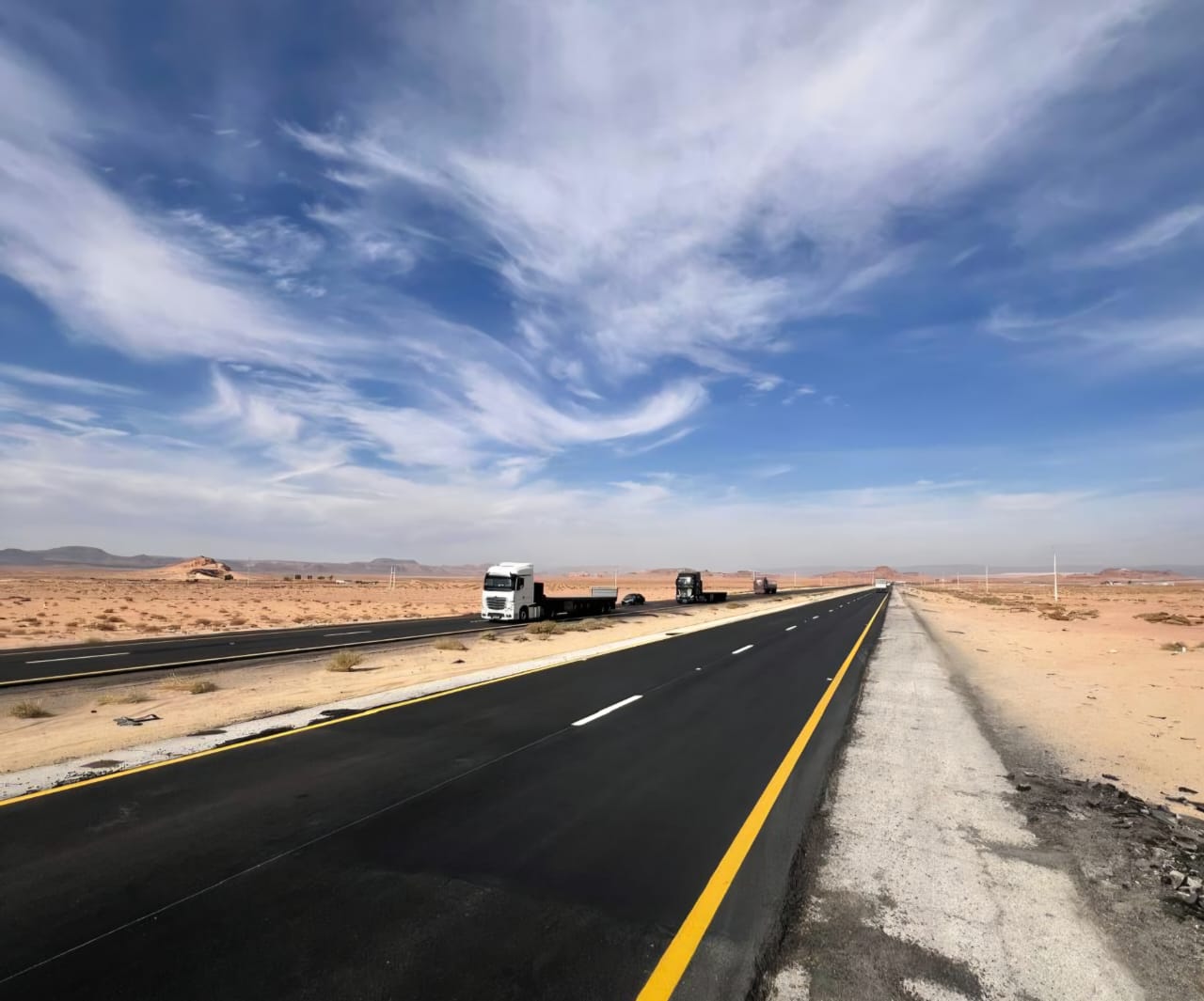 قبل الموعد بشهرين ..  انهاء صيانة جزء حيوي من الطريق الصحراوي