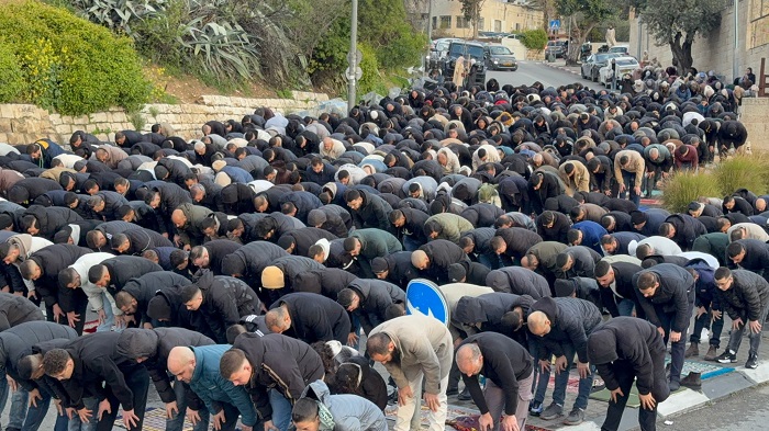 مقدسيون يؤدون صلاة العيد بمحيط المسجد الأقصى وسط إغلاقات