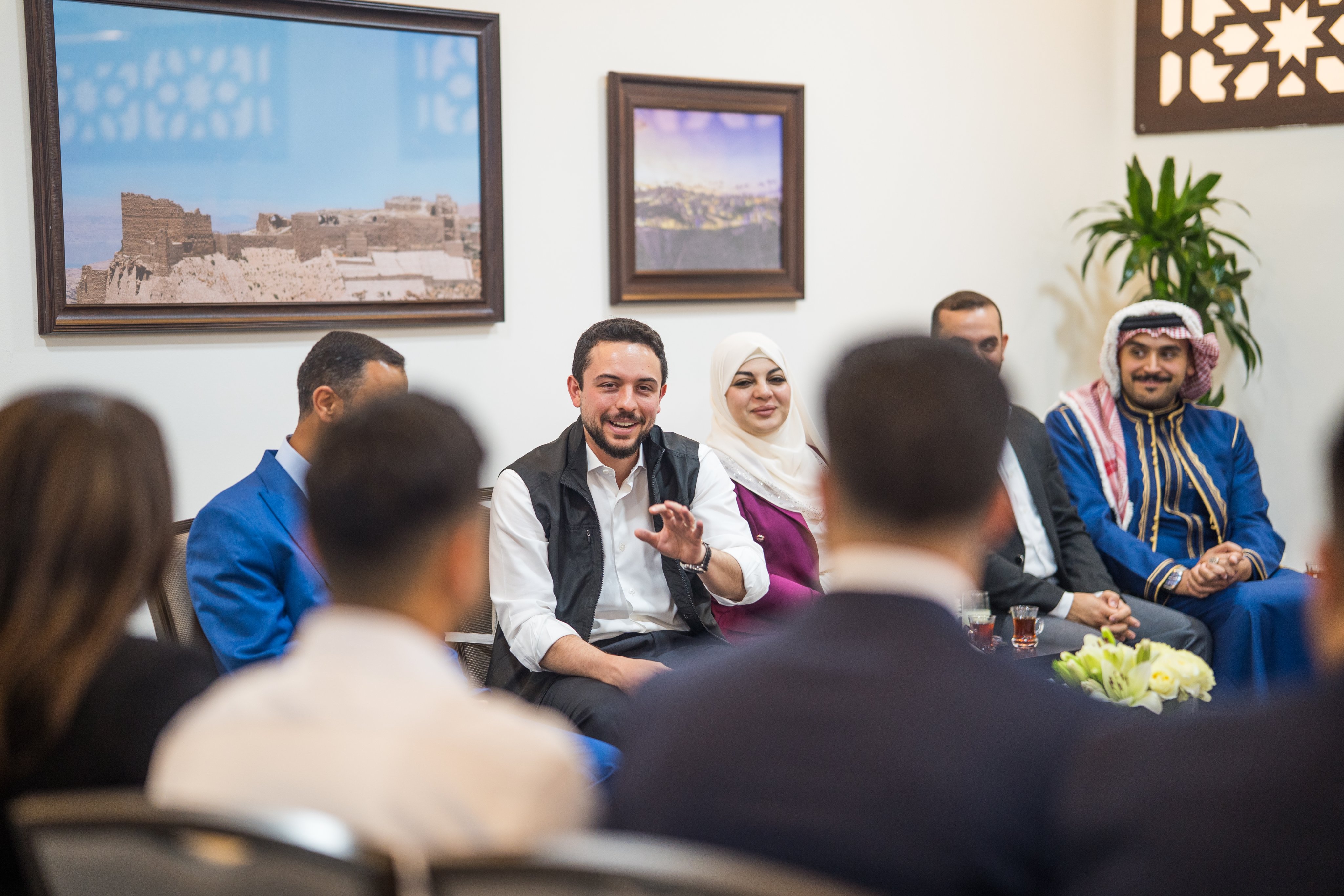 نائب الملك خلال لقاء شباب من الكرك: الأردن مستمر في الحفاظ على سلامة مواطنيه 