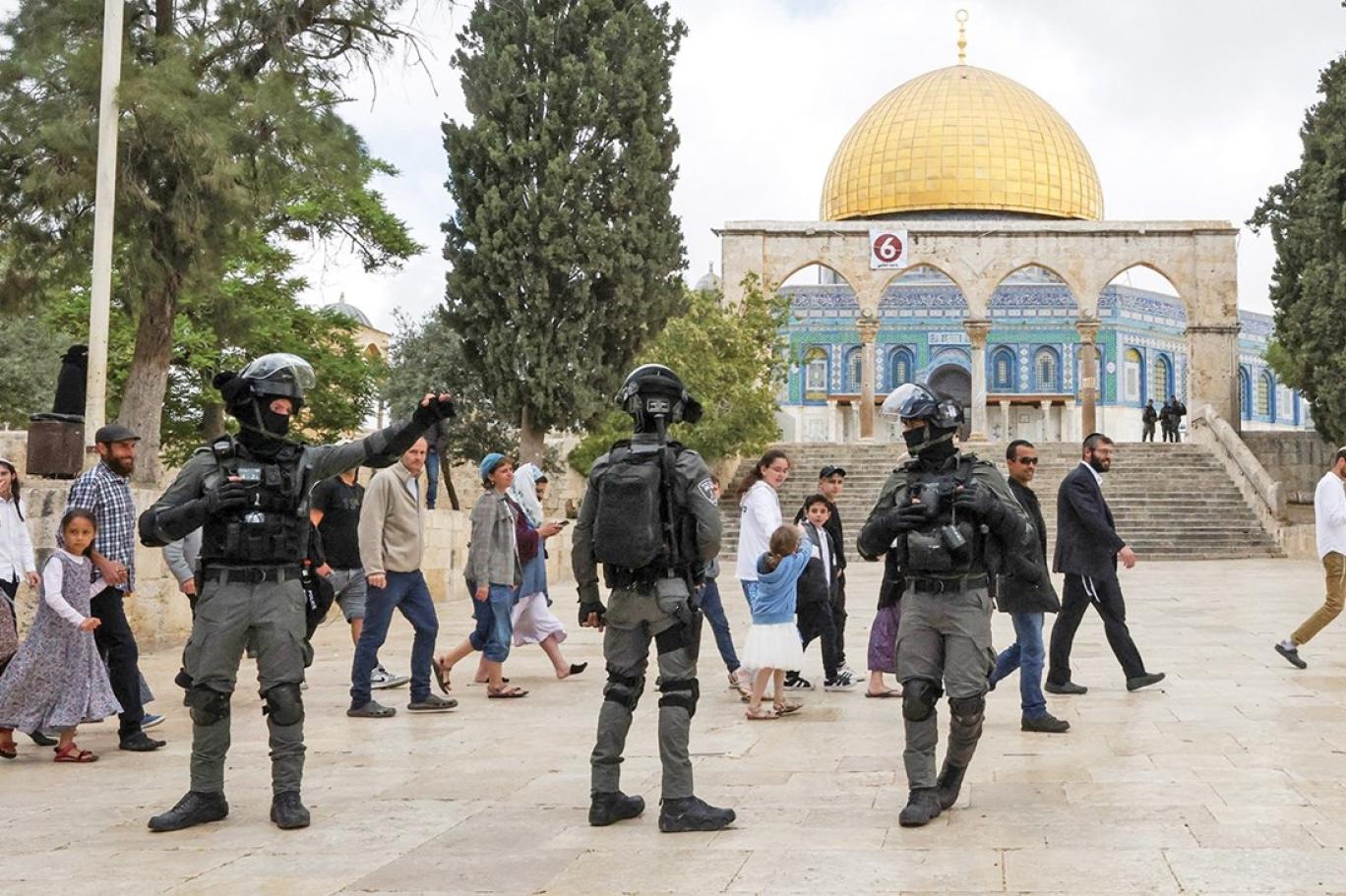 مستوطنون متطرفون يقتحمون باحات الأقصى 