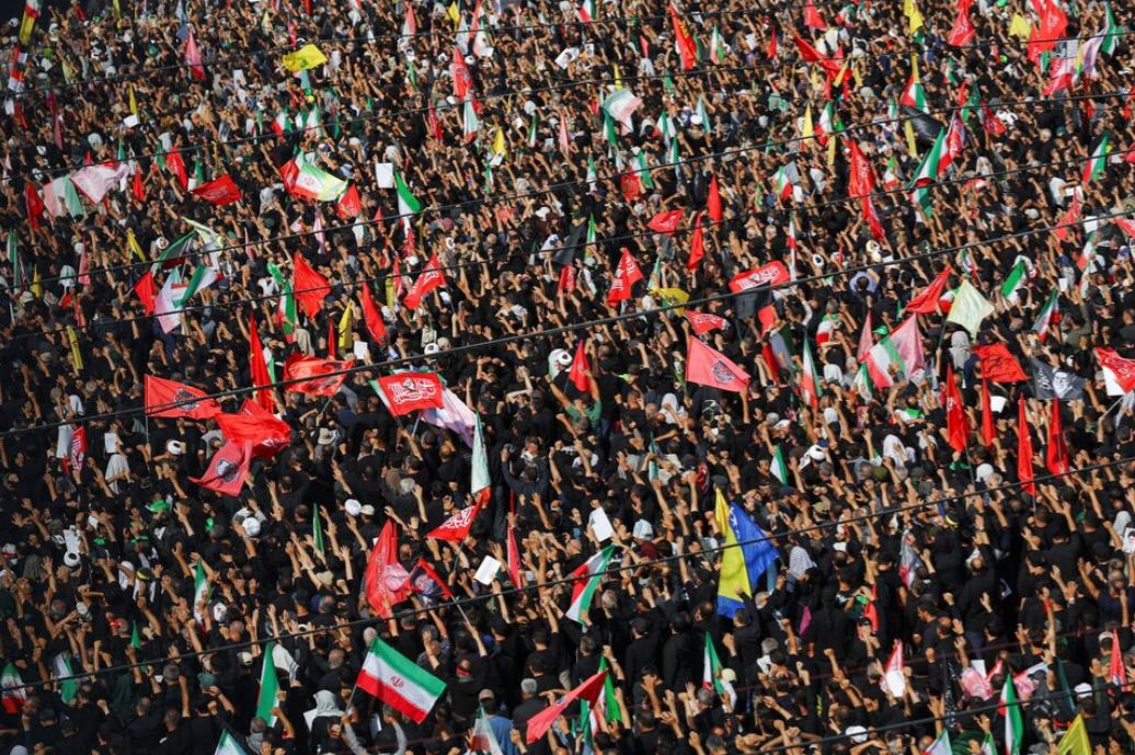 الإيرانيون يتوافدون إلى طهران لحضور مراسم جنازة خامنئي 