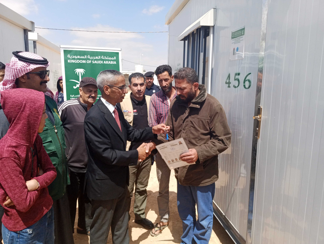 مركز الملك سلمان للإغاثة يوزع 500 كرفان في مخيم الزعتري 
