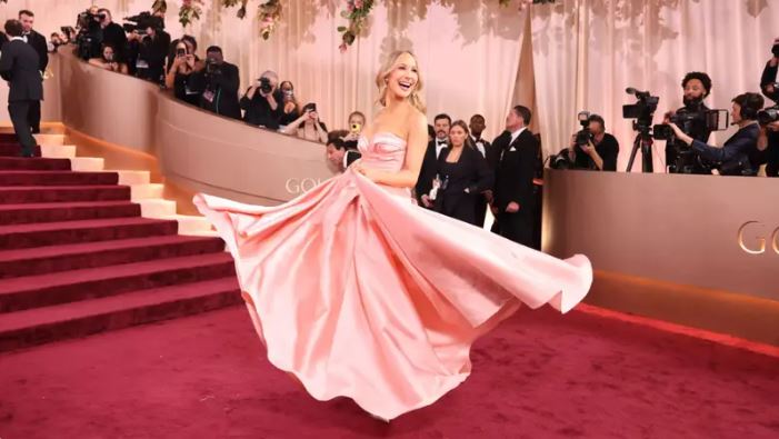 نجمات حفل غولدن غلوب تنقلن بين الجرأة والكلاسيكية