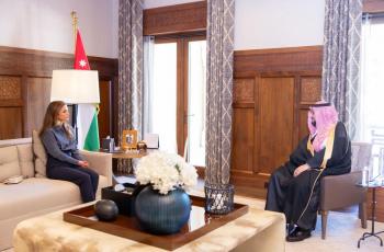 الملكة تلتقي الأمير عبد العزيز بن طلال آل سعود