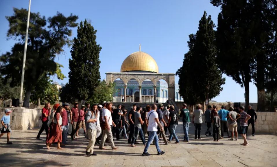 مستوطنون متطرفون يقتحمون باحات المسجد الأقصى