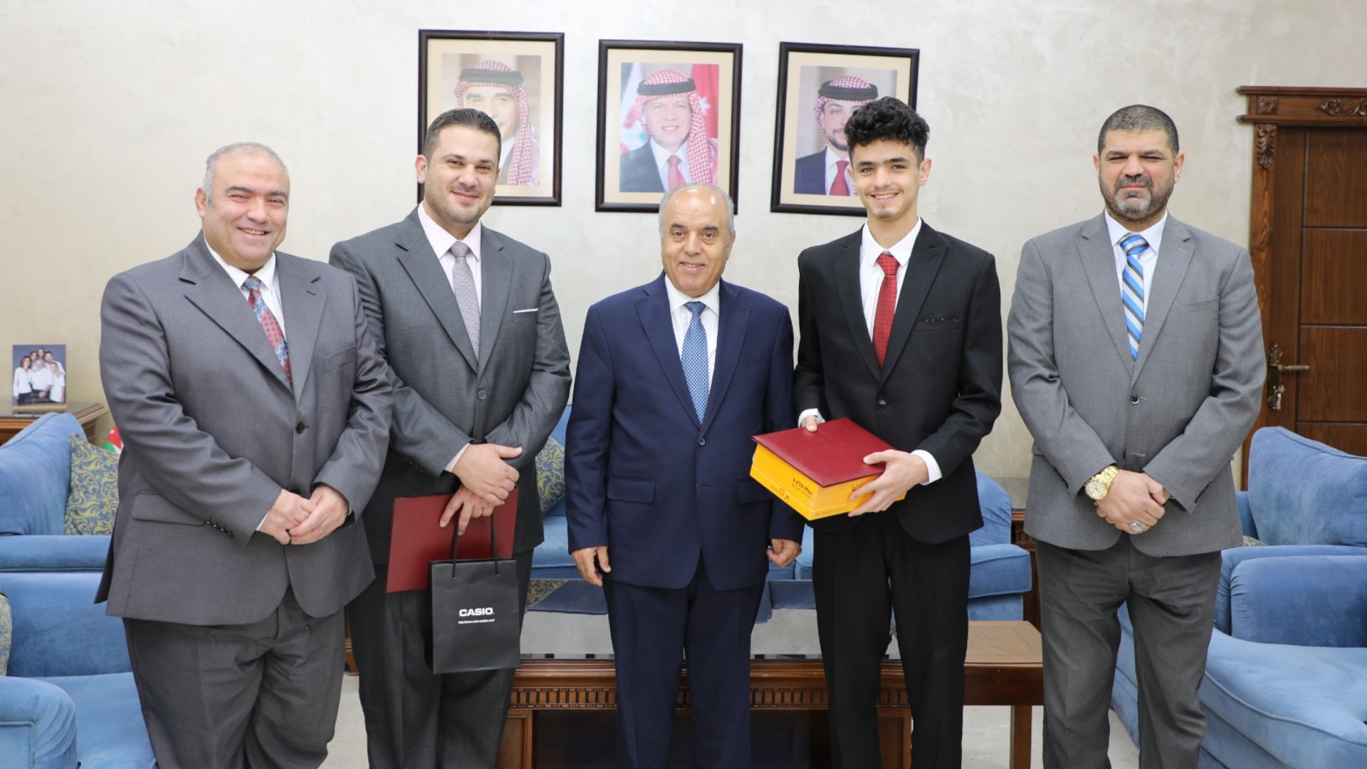 التربية تكرم طالبا حصد الميدالية الذهبية في الأولمبياد الدولي للحوسبة للناشئين 