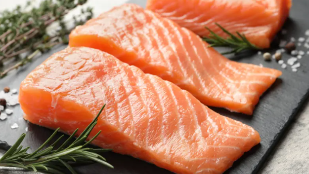 السلمون يتفوق على القد في الدهون المفيدة للقلب
