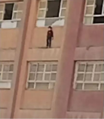 طالب خارج شرفة مدرسة يثير الذعر بمصر ..  والداخلية تكشف التفاصيل
