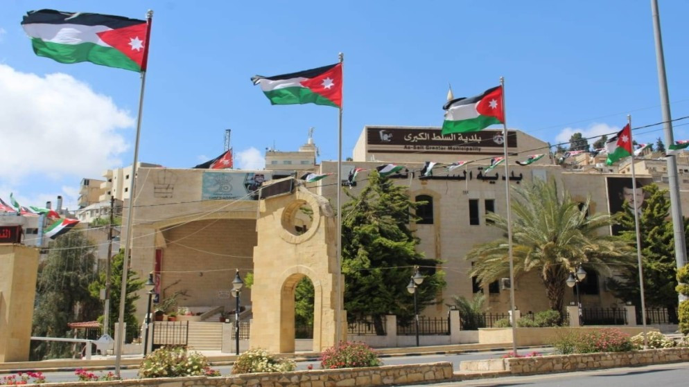 بلدية السلط تدعو المواطنين لإزالة مركباتهم بعدد من الشوارع