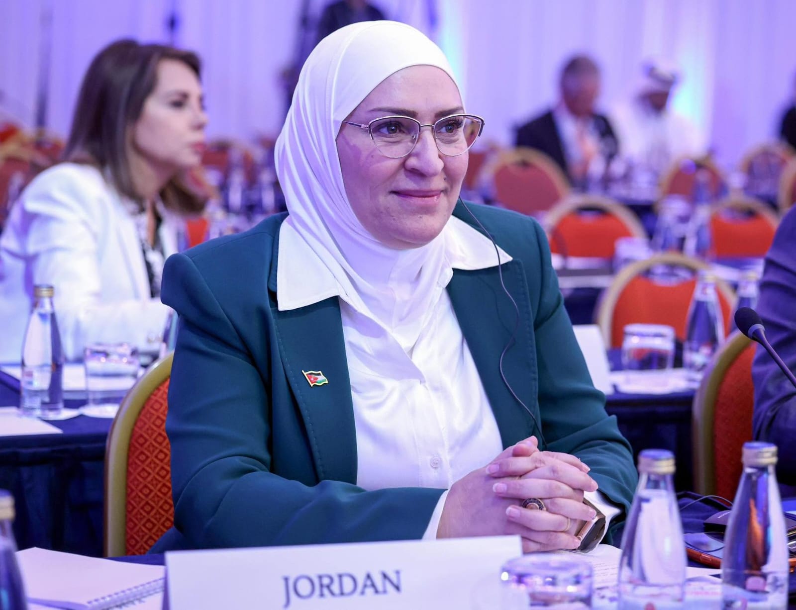 الجراح تطالب الحكومة بمراجعة قرار الإجازات دون راتب