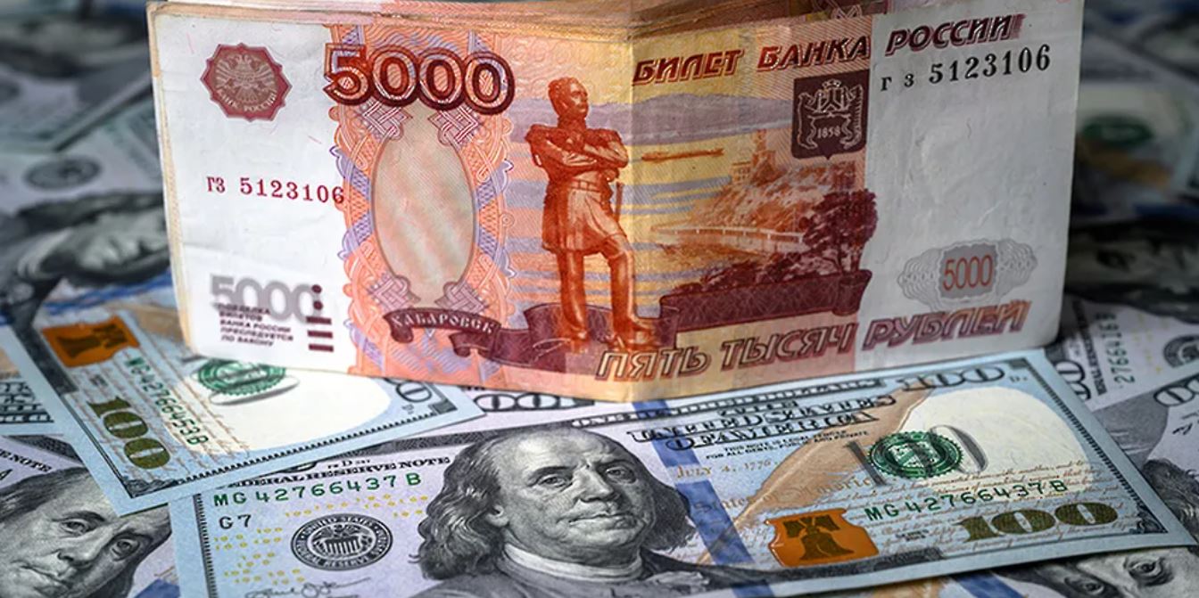 روسيا ترفع سعر الروبل مقابل الدولار والعملات الرئيسية