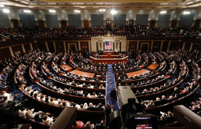 جمهوريون يعطلون مقترحًا ديمقراطيًا لتقييد سلطة ترامب بشأن الحرب