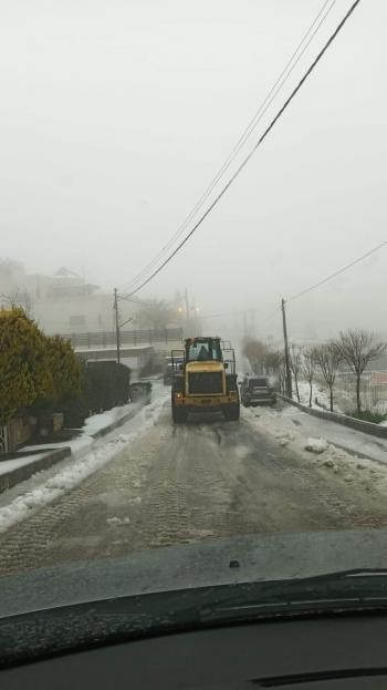 بلدية الفحيص تتعامل مع تراكمات محدوة للثلوج