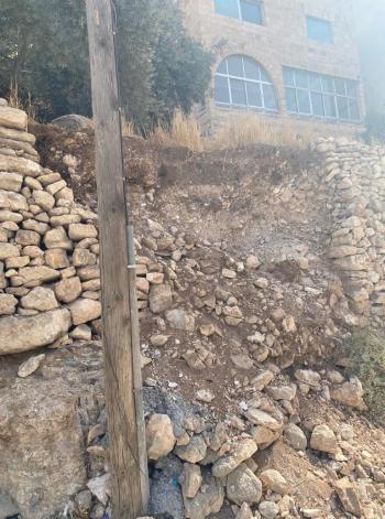 مطالبة للامانة بمعالجة انهيار جدار حجري بمنطقة اللويبدة (صور)