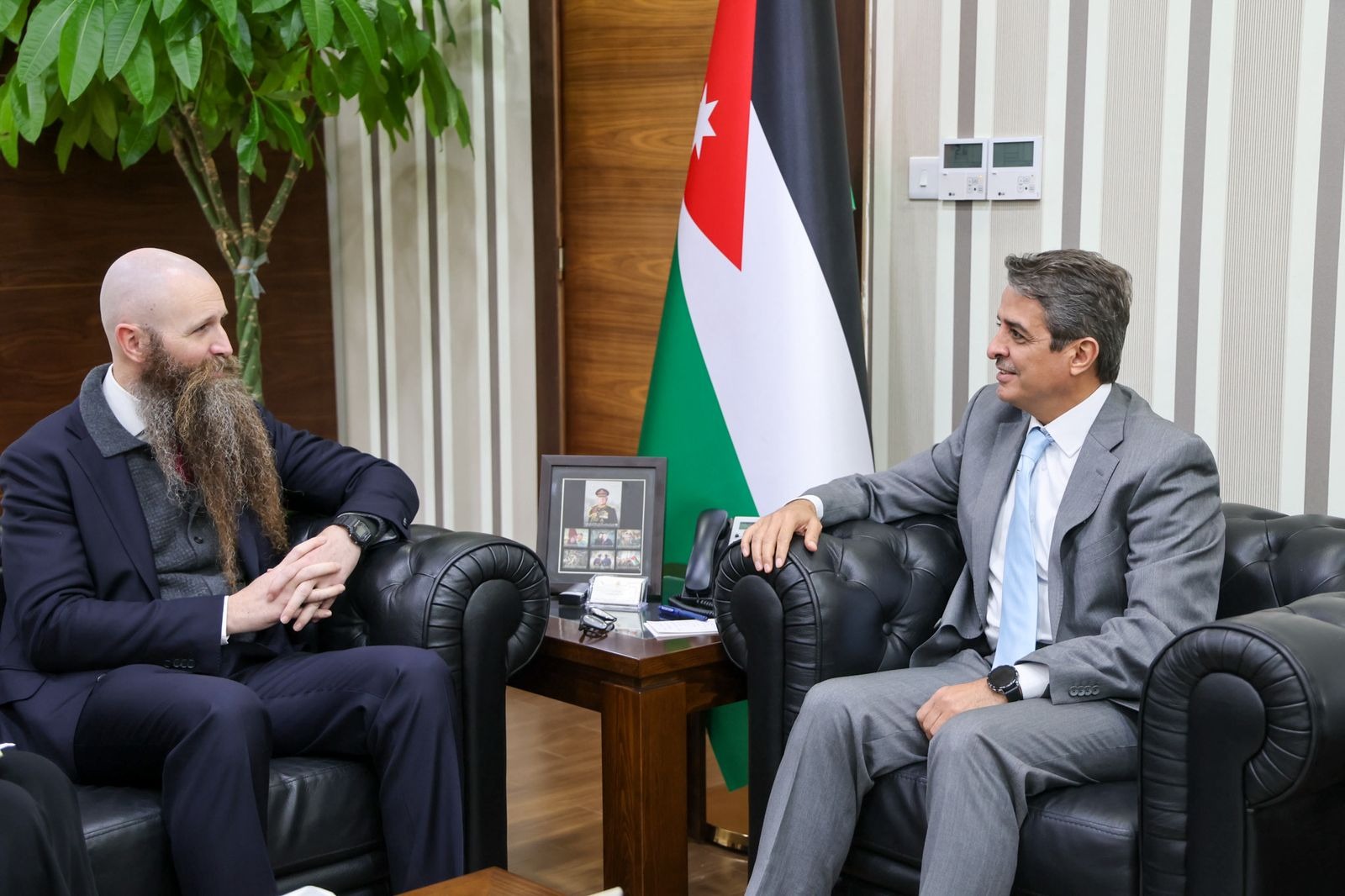 العدوان يبحث مع السفير الأمريكي الشراكة في المجال الشبابي