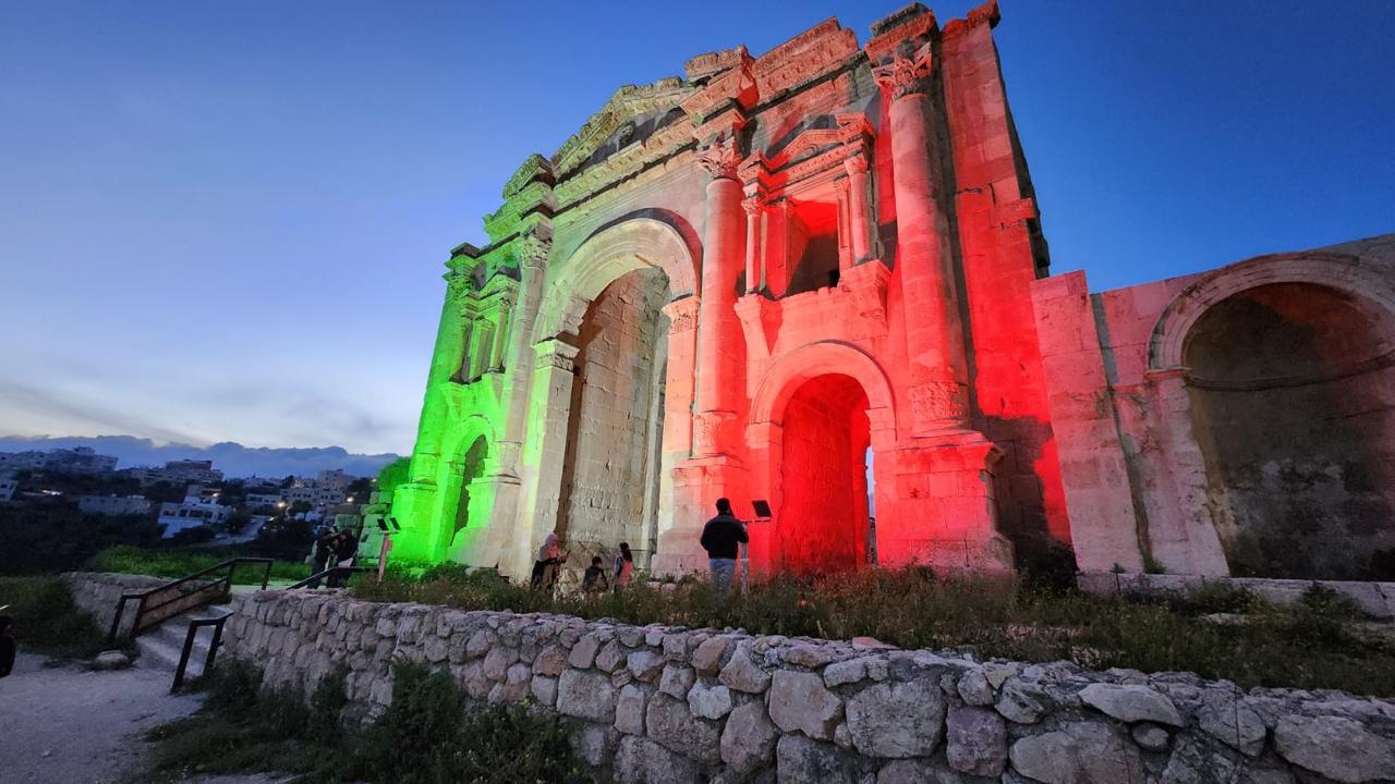 إضاءة قوس النصر ومعالم جرش الأثرية بالوان العلم الأردني (صور)