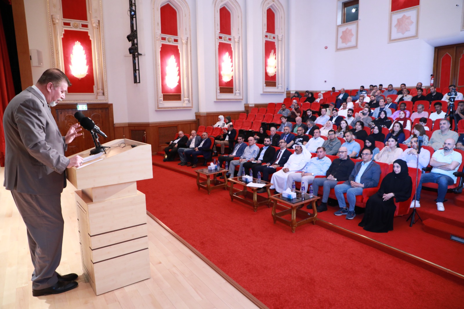 جمهور حاشد في اليوم العالمي للشعر