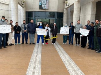 وقفة احتجاجية أمام مستشفى الأمير حمزة تطالب بحماية الاطباء من الاعتداءات