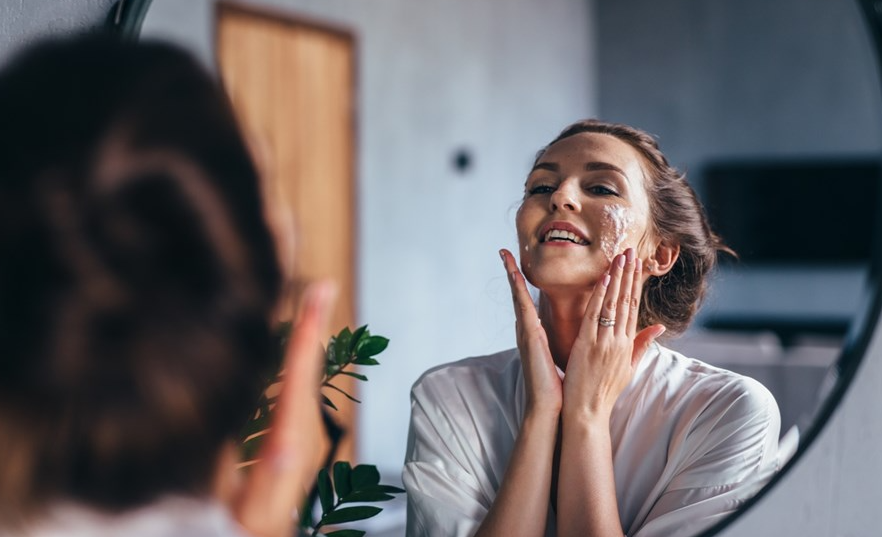 بشرتك متعبة؟ ..  إشارات من الجلد تكشف غسل الوجه الخاطئ