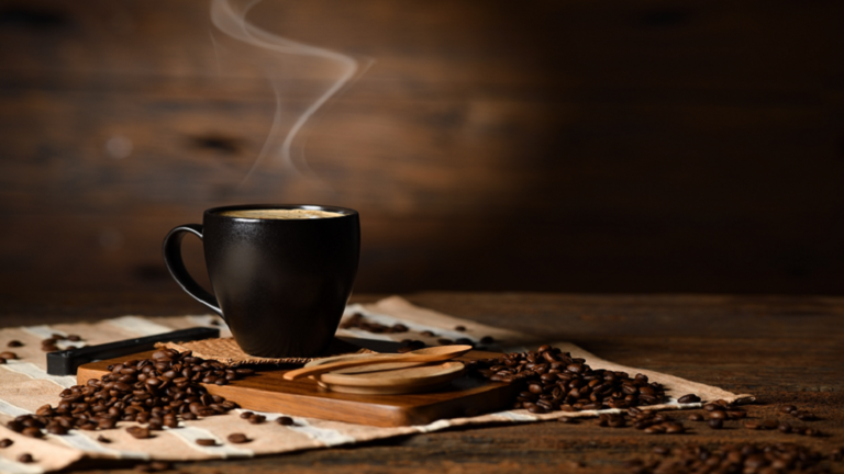 ماذا يحدث في جسمك بعد شرب أول فنجان من القهوة؟