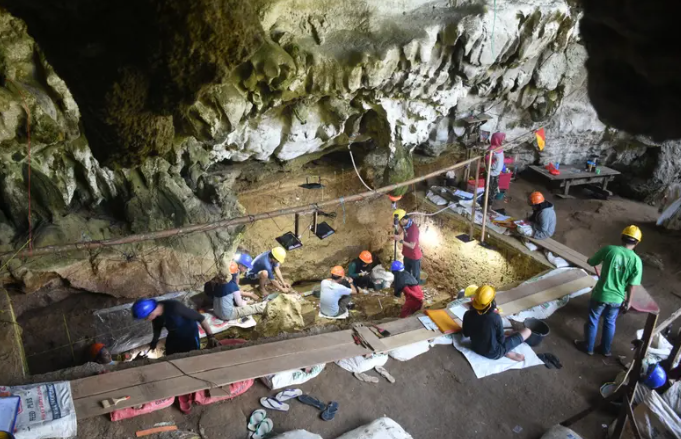 كائنات غامضة شاركت البشر كهفاً في جزيرة بإندونيسيا ..  العلم يستوضح