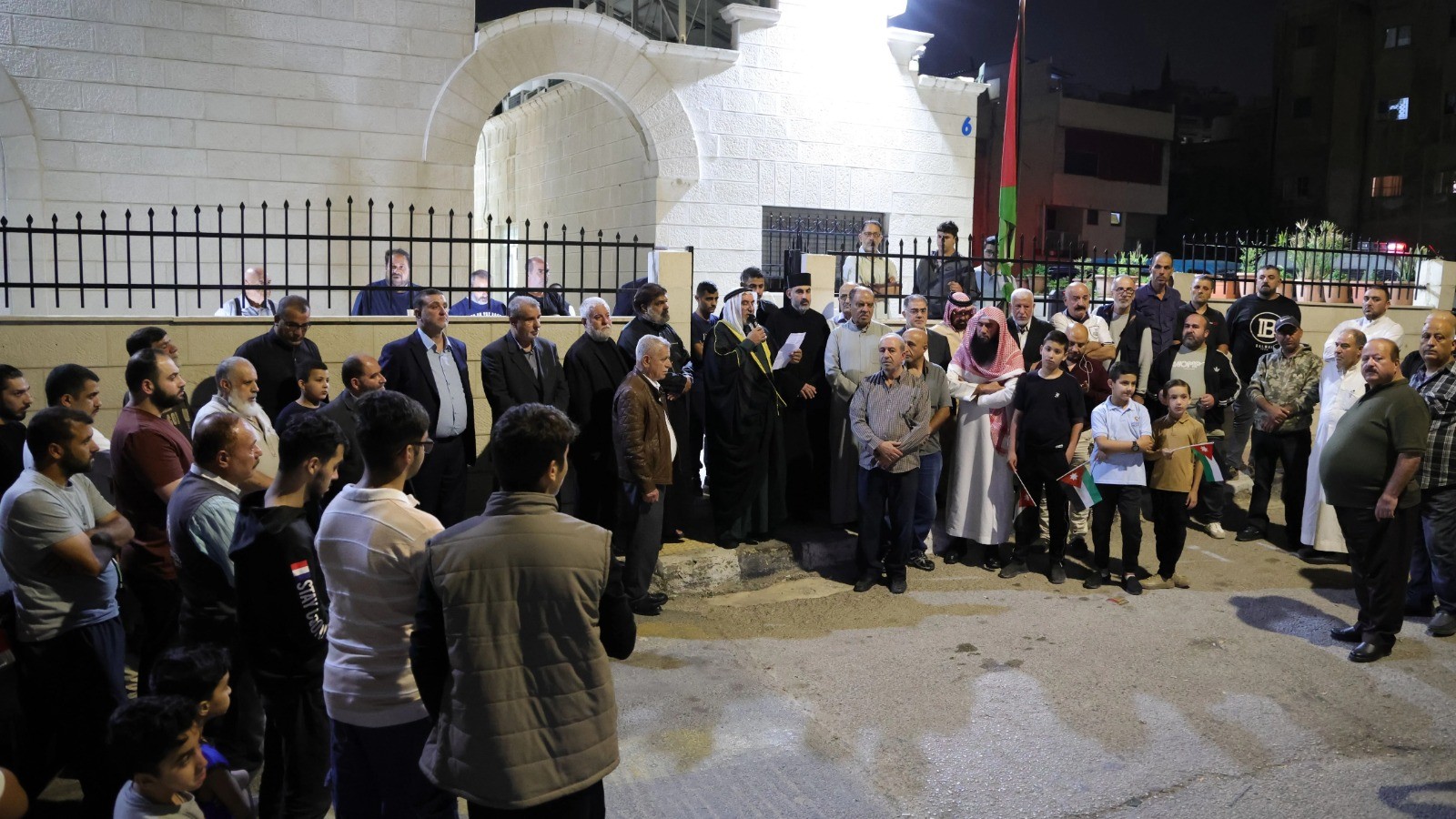 وقفة تضامنية في جبل التاج تنديداً بالاعتداء على كنيسة حمود