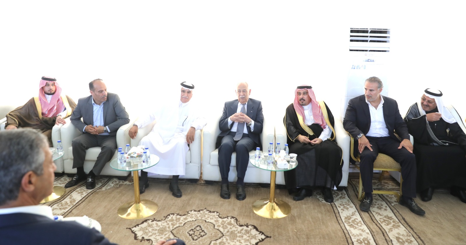 مندوبا عن الملك وولي العهد ..  العيسوي يعزي عشيرة الفايز