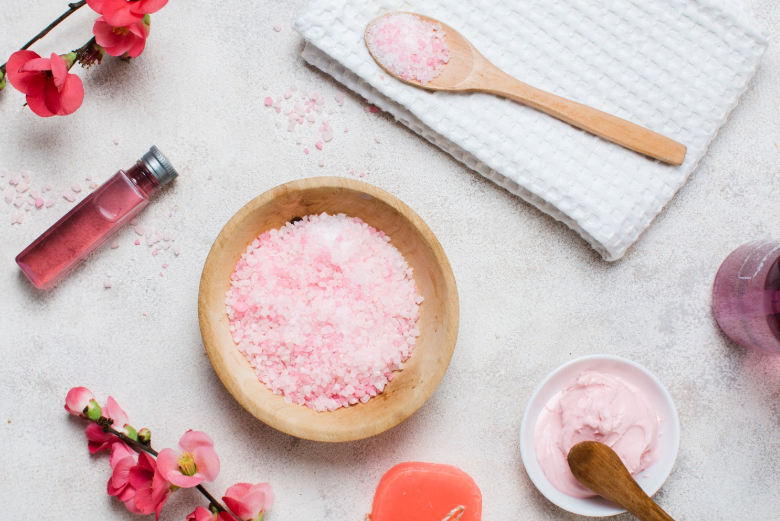 فوائد الملح الوردي للبشرة ..  تقشير وترطيب وتهدئة في مكوّن واحد 