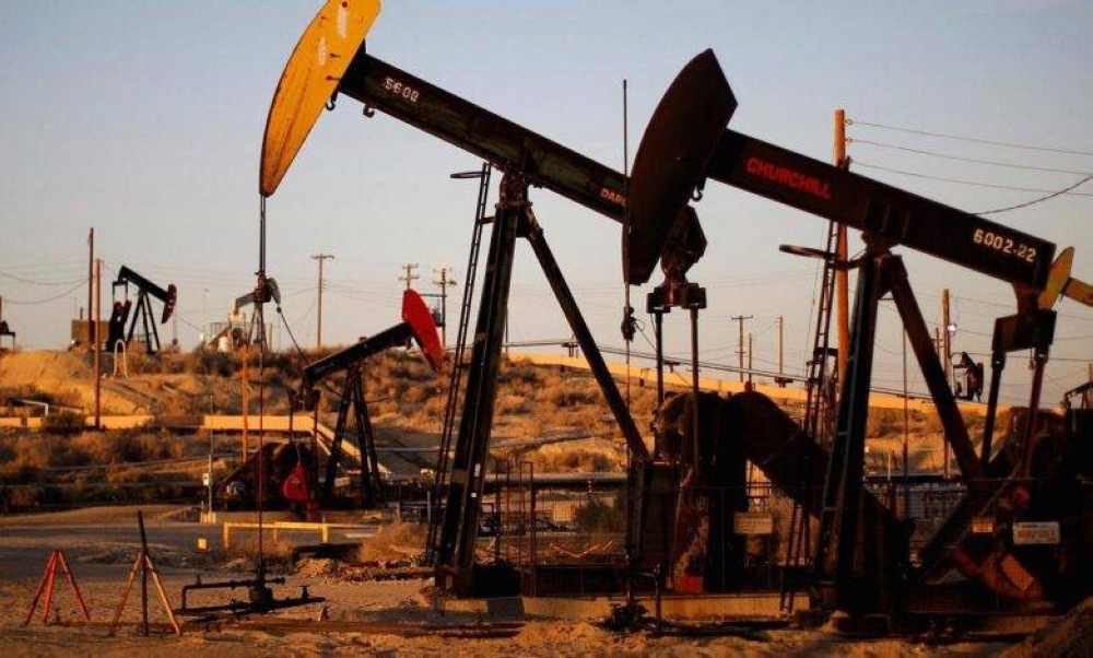 أسعار النفط تتراجع وتتجه لخسائر أسبوعية