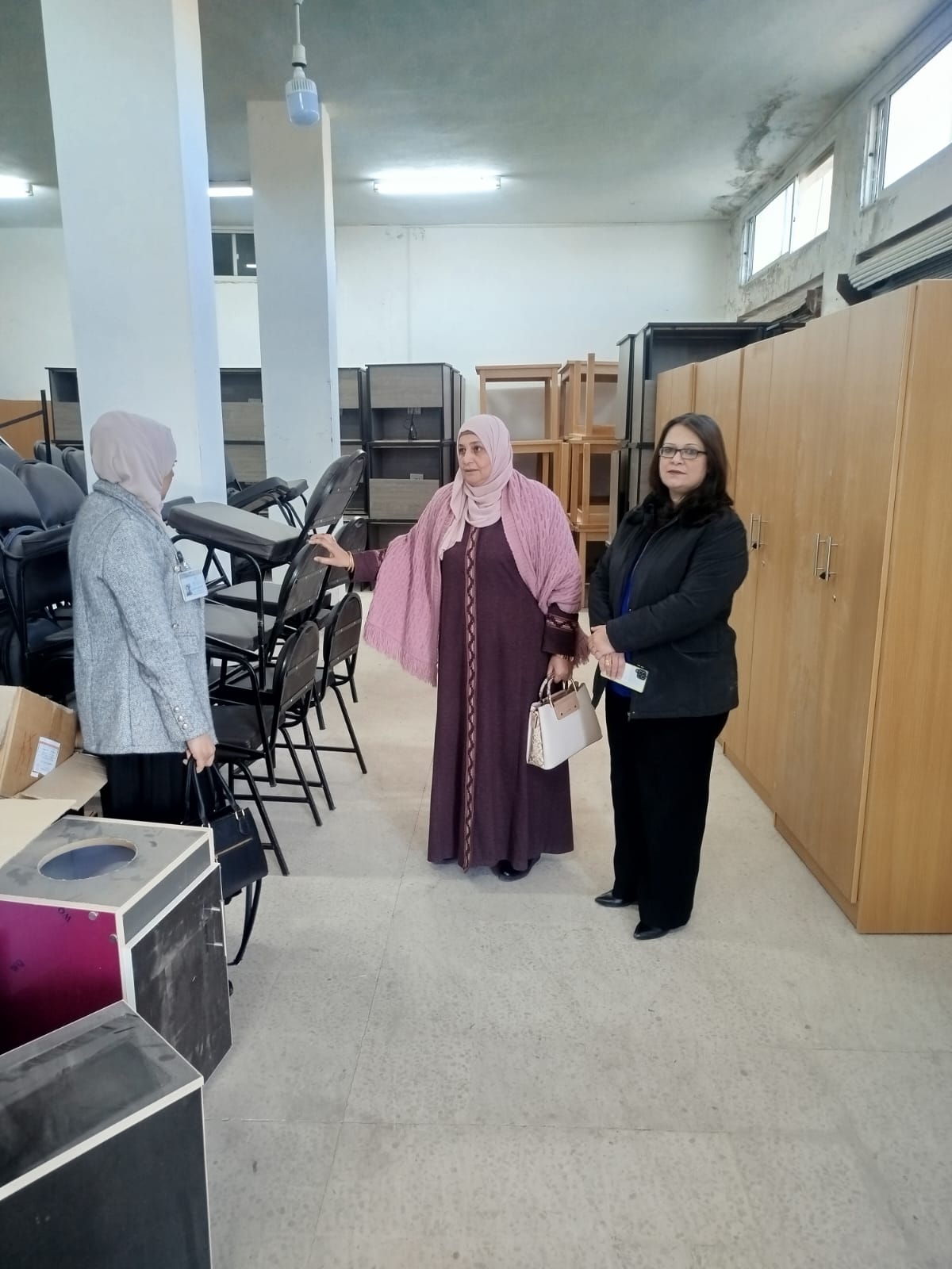 المصري تتفقد مستودعات الكتب المدرسية والأثاث في تربية المزار الشمالي