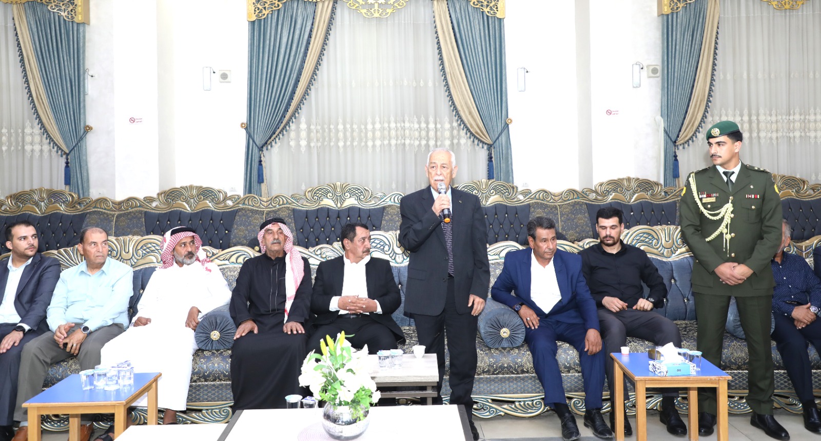 مندوبا عن الملك وولي العهد ..  العيسوي يعزي عشيرة الشراري