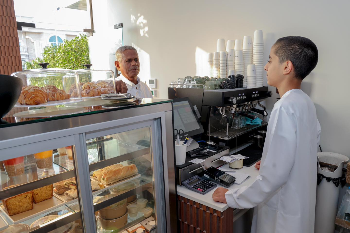 حفيد ملياردير يعمل في مقهاه