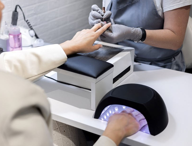 أكريليك أم جل؟ ..  كيف تختارين الأنسب لأظافركِ خطوةً بخطوةٍ