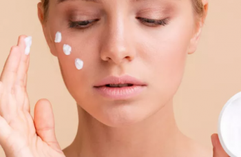 إزالة الزيت من الوجه بسهولة لبشرة دهنية نظيفة وصحية 