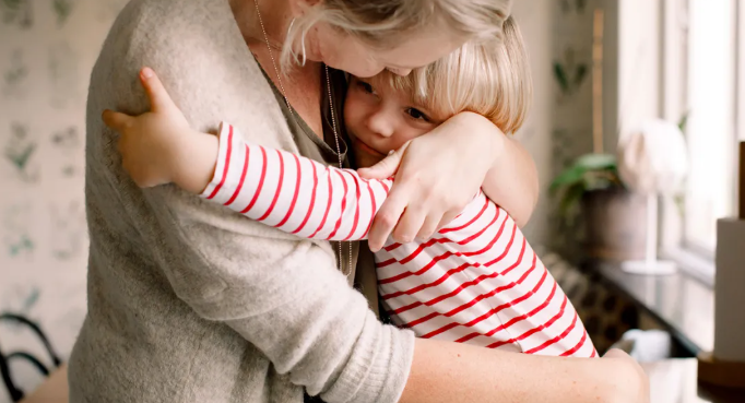 لماذا نشعر بالراحة عند العناق؟ 