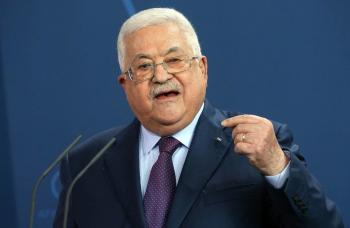 عباس يبحث مع مدعي الجنائية الدولية جرائم الاحتلال الإسرائيلي