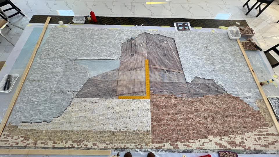 جداريات فسيفسائية على مدخل مدينة أم الجمال الأثرية  