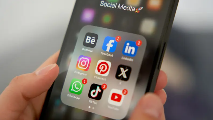 اليونان تقترب من حظر استخدام القصر دون 15 عامًا لمواقع التواصل الاجتماعي 