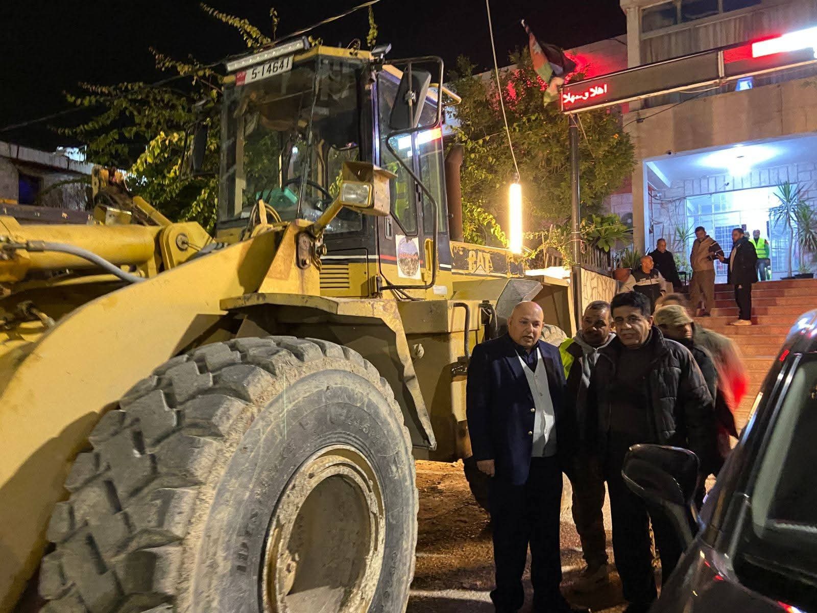 الإدارة المحلية توعز باستئجار آليات لبلدية طبقة فحل للتعامل مع المنخفض