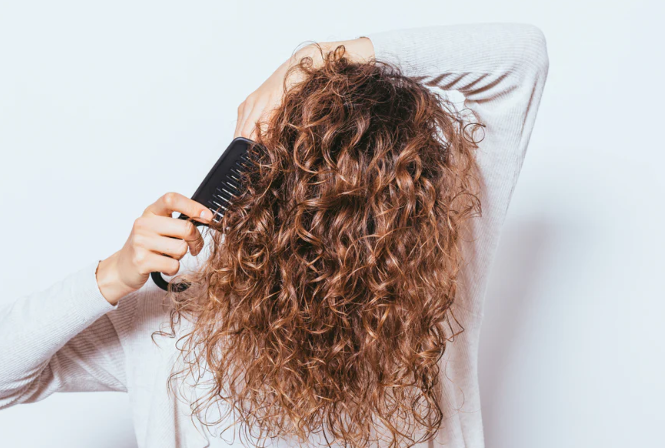 طريقة عمل الشعر كيرلي بدون حرارة ..  أدوات التصفيف وضررها