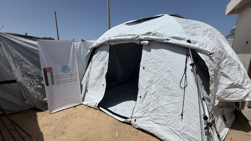 الحملة الأردنية والهيئة الخيرية الهاشمية توزعان خيام القبة لإيواء النازحين في غزة