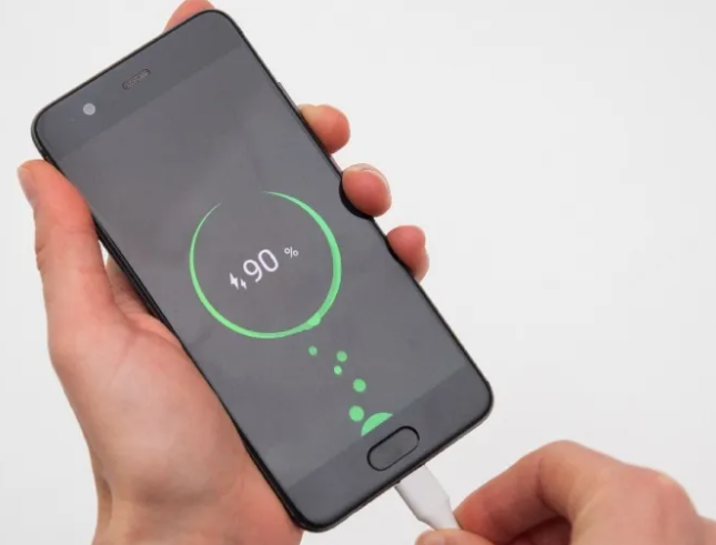 هل يقتل الشحن السريع بطارية الهاتف في صمت؟