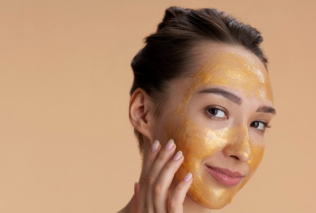 تجربتي مع ماسك الكركم للوجه ..  إشراقة طبيعية بلمسة ذهبية من قلب المطبخ