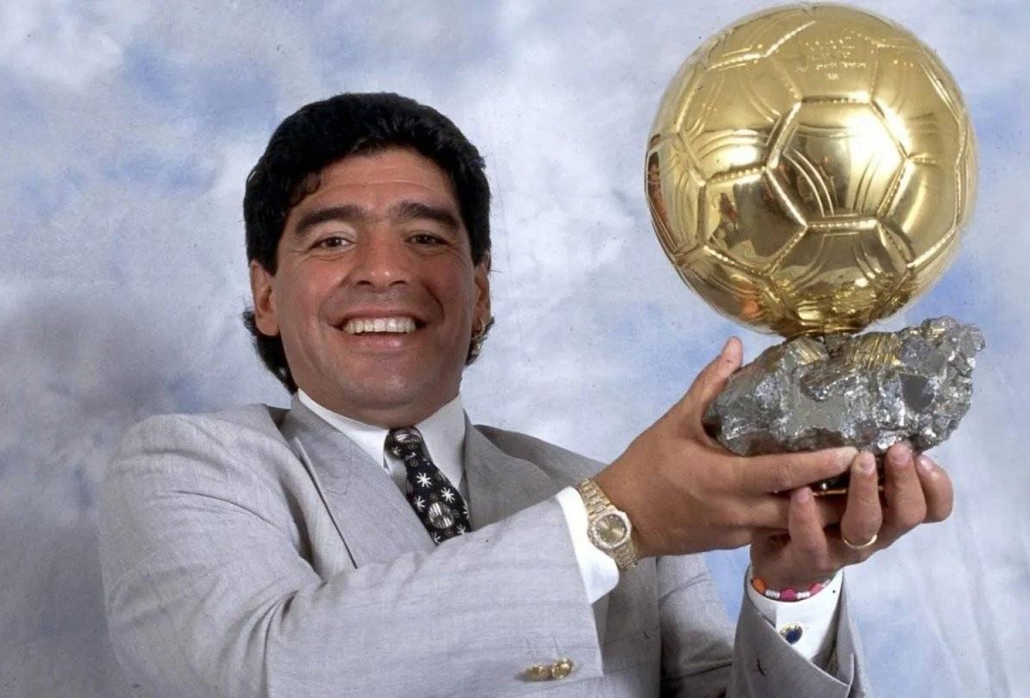 ورثة مارادونا يحاولون منع بيع الكرة الذهبية التي فاز بها عام 1986