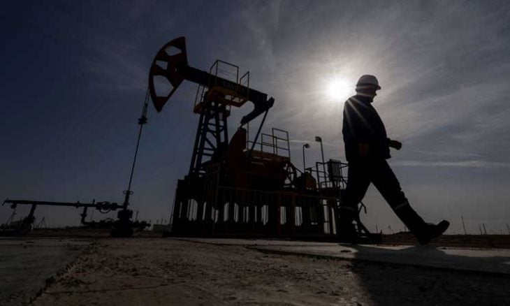 النفط يتجه لخسائر أسبوعية مع تمديد واشنطن وطهران المحادثات