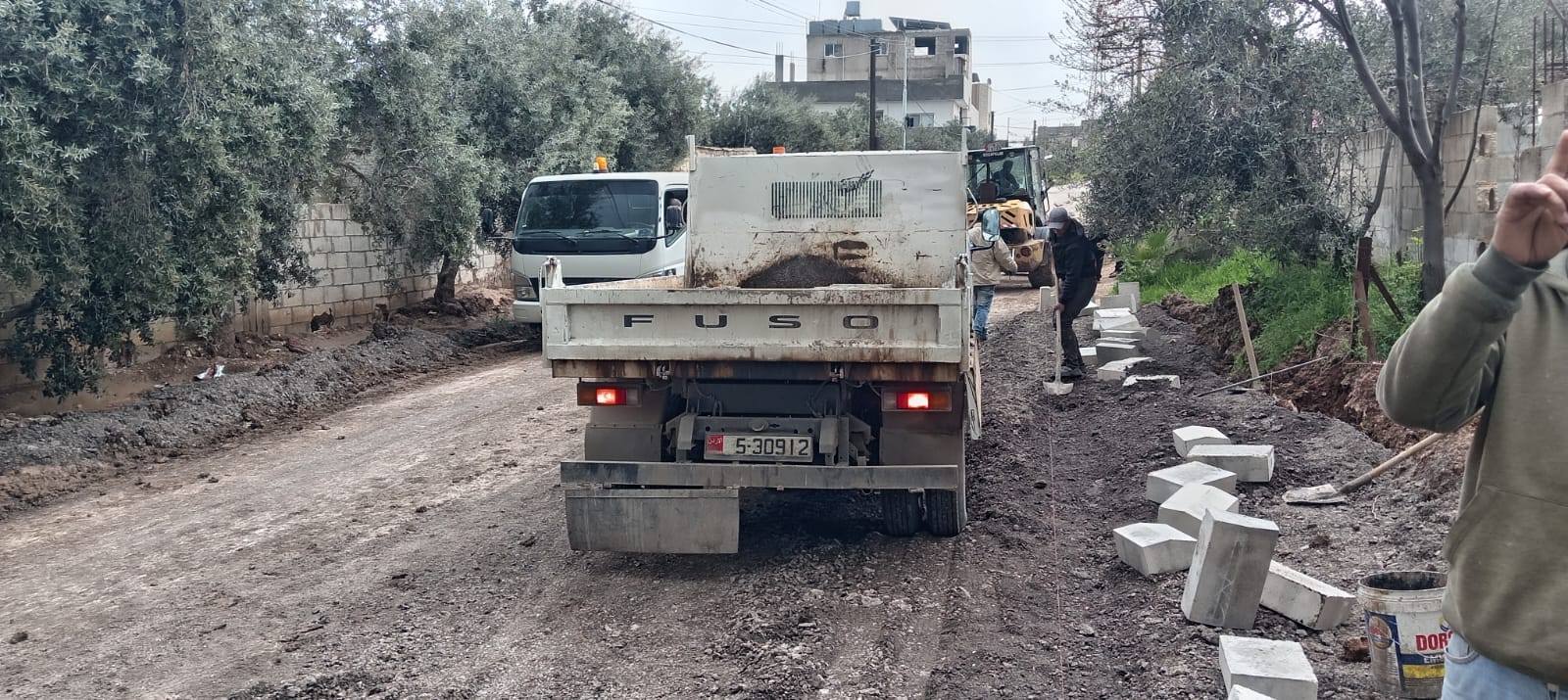 بلدية بني عبيد: إزالة الأتربة والانجرافات الناجمة عن الأمطار  