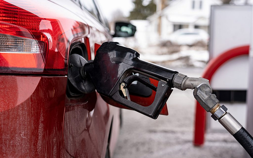 عادة خاطئة ..  ماذا يحدث عند ملء خزان الوقود في سيارتك حتى النهاية؟