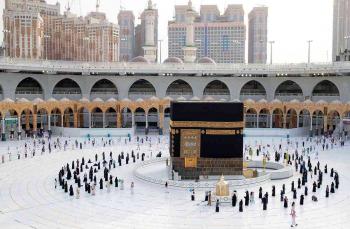 السعودية تسمح لأصحاب تأشيرات الزيارة والسياحة والعمل بأداء العمرة